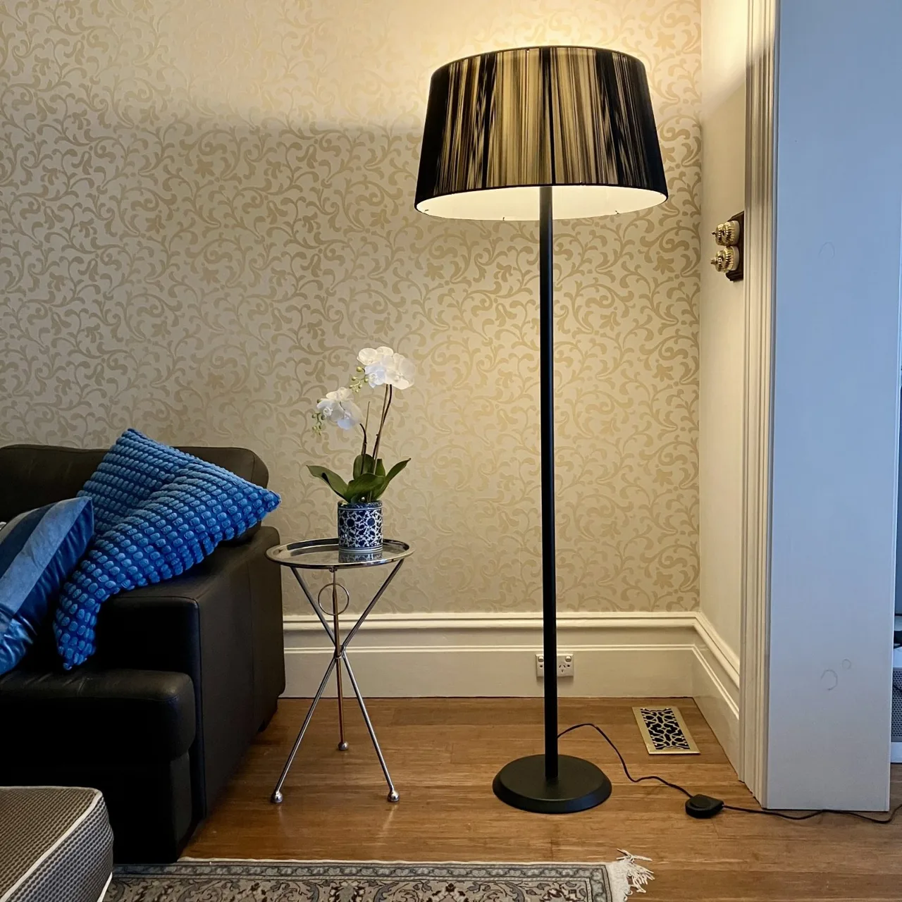 Black Art Deco Floor Lamp – Elegant Light That Changes a Room — photo 4