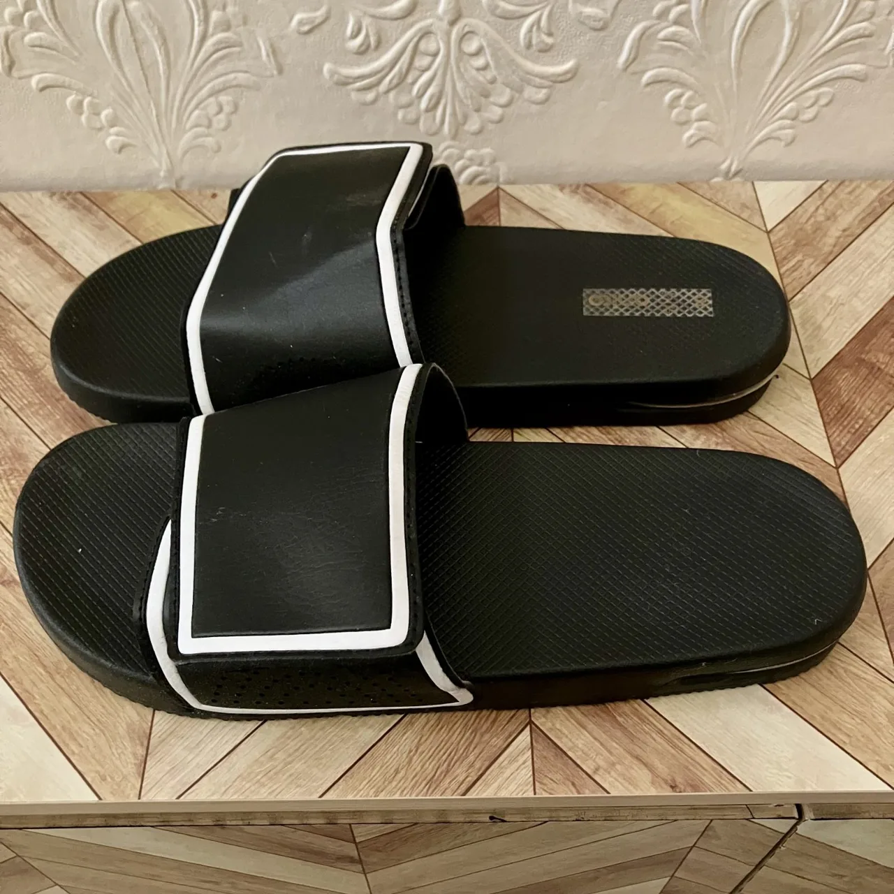 UNUSED Unisex Size 10 Black & White Sandals — photo 2