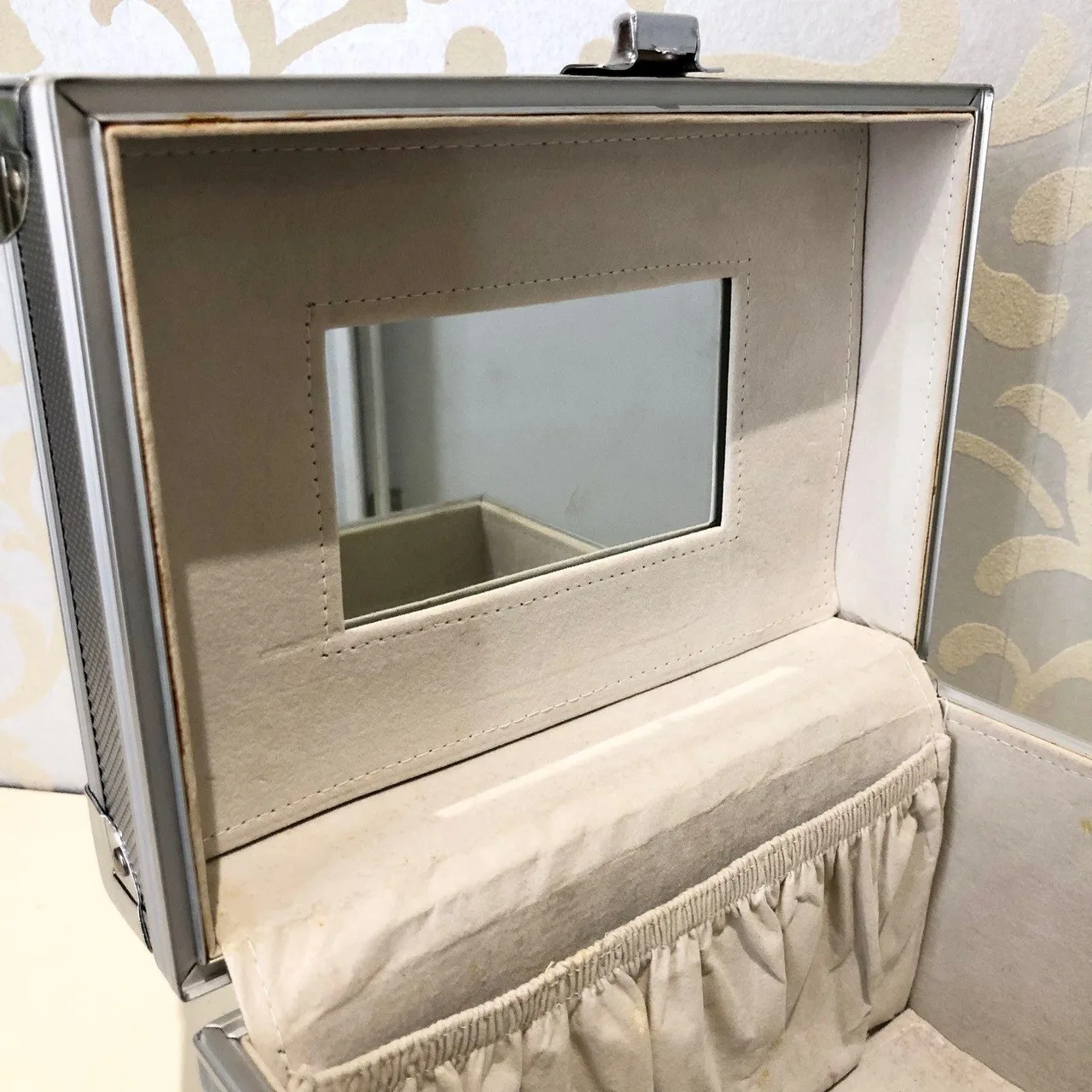 Silver Portable Aluminum Vanity Case Box — photo 3