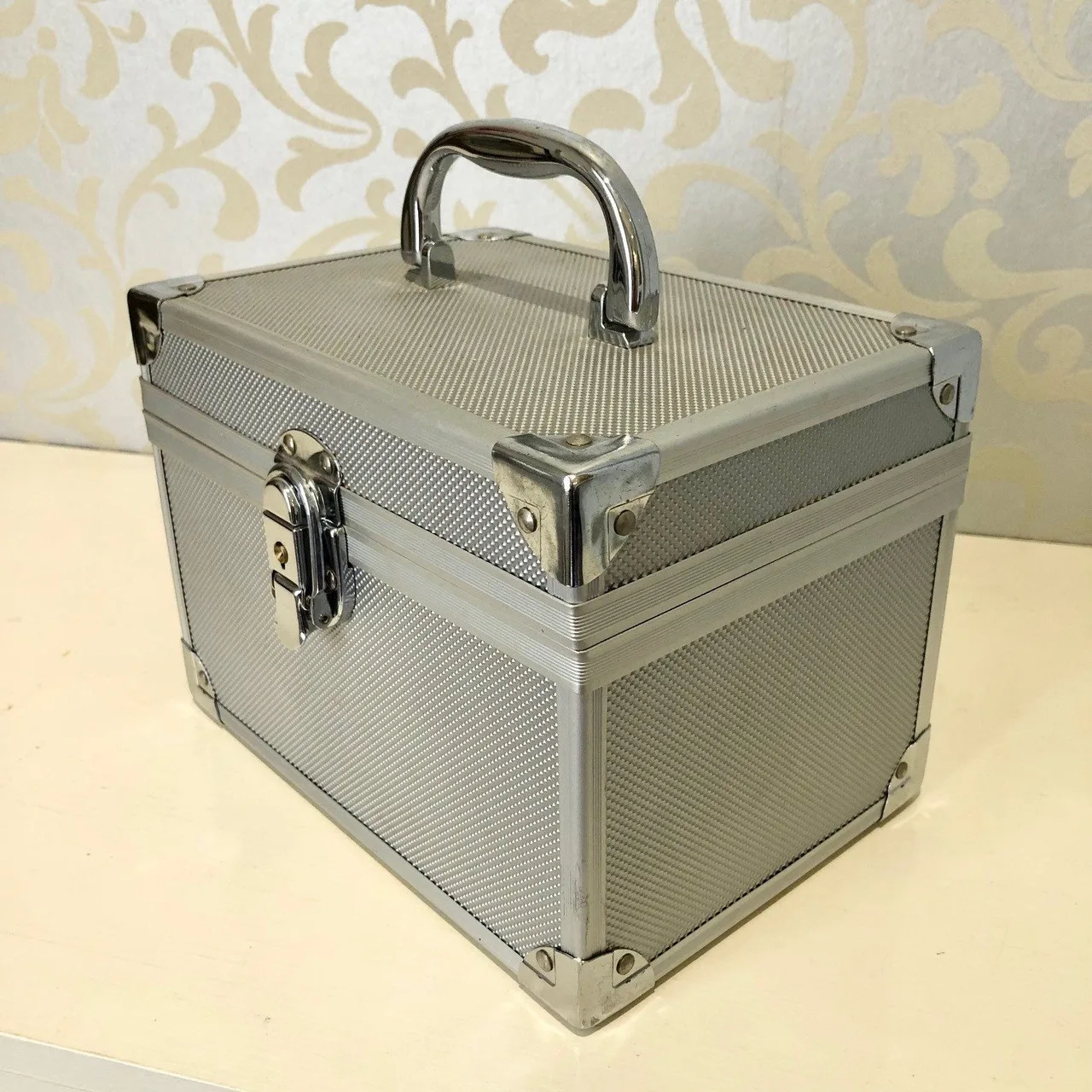 Silver Portable Aluminum Vanity Case Box — photo 4