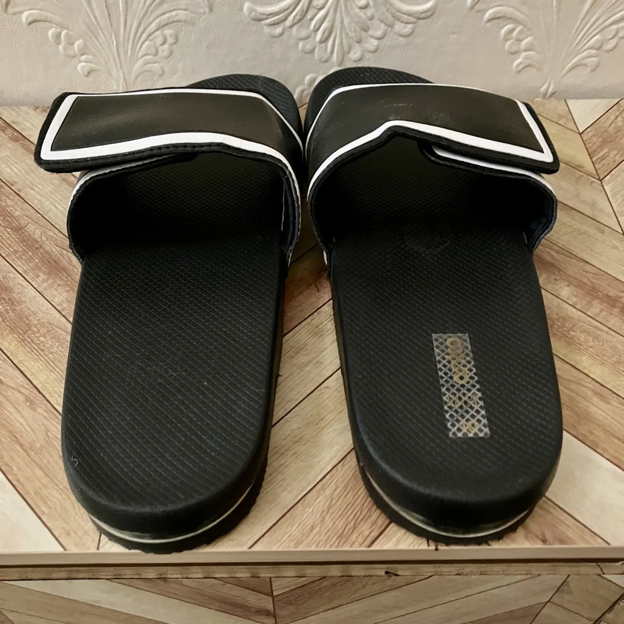 UNUSED Unisex Size 10 Black & White Sandals — photo 5