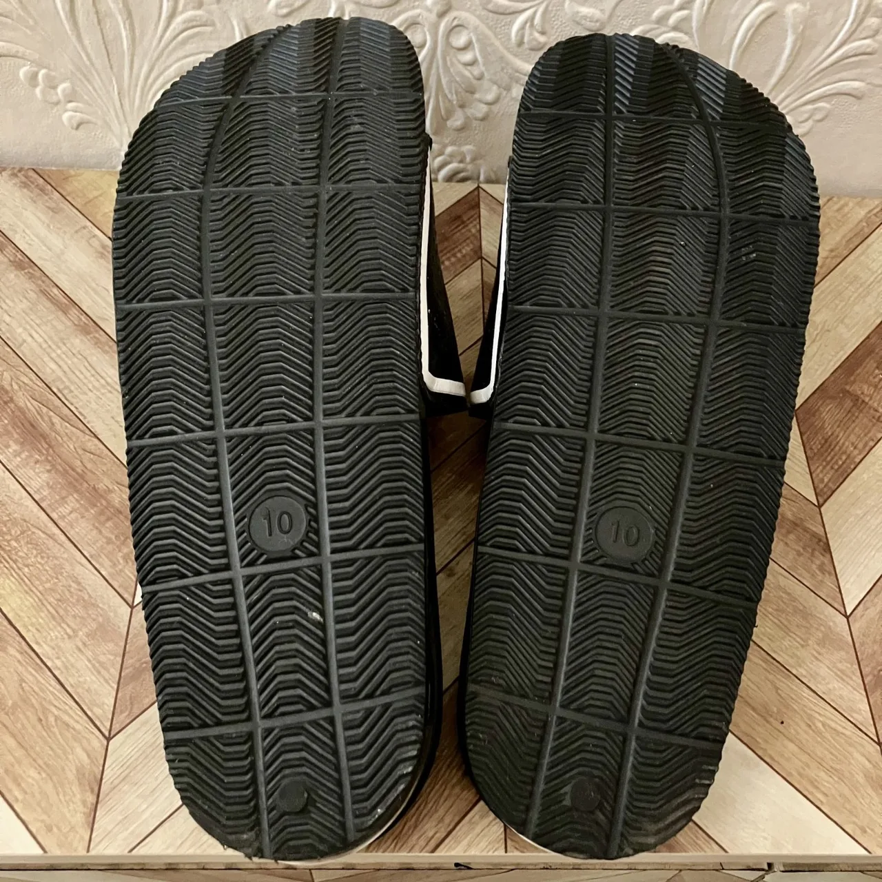 UNUSED Unisex Size 10 Black & White Sandals — photo 3