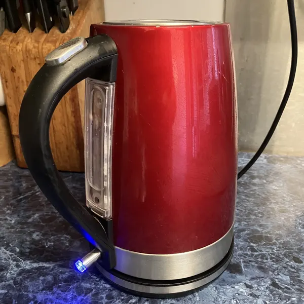 used Red Stainless Steel Cordless Hot Water Kettle – Reliable, Simple