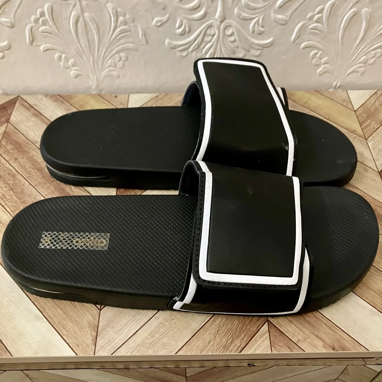 UNUSED Unisex Size 10 Black & White Sandals — photo 4