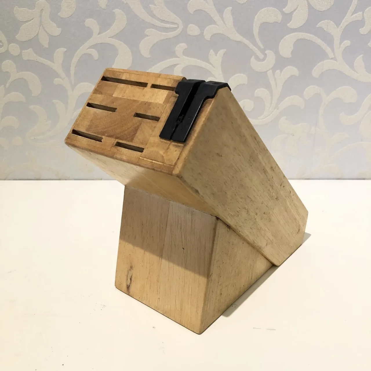 Hardwood Kitchen Knife Storage Block with built-in Sharpener — photo 2