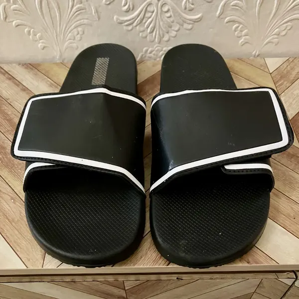UNUSED Unisex Size 10 Black & White Sandals