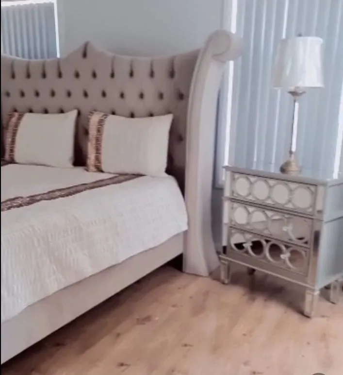 1 King Sized Bedroom + 2 Bedside Tables — photo 2