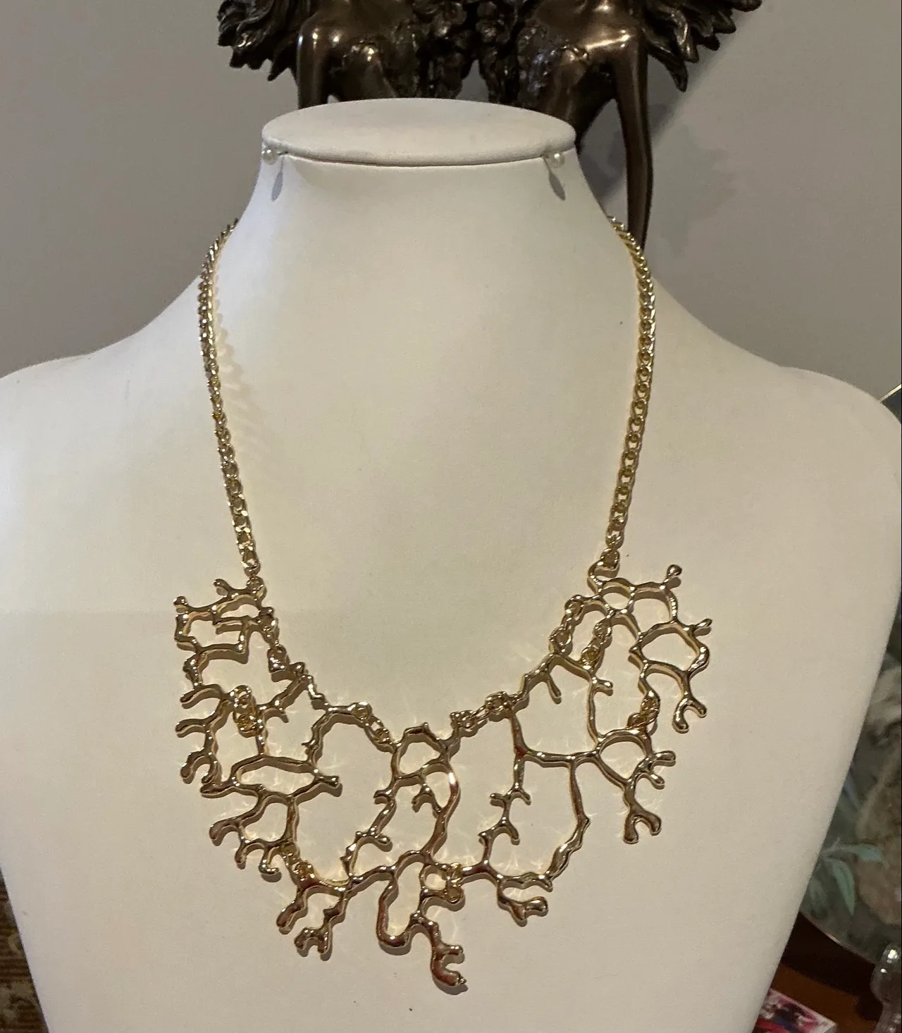 Elegant Gold Coral-Style Statement Necklace — photo 2