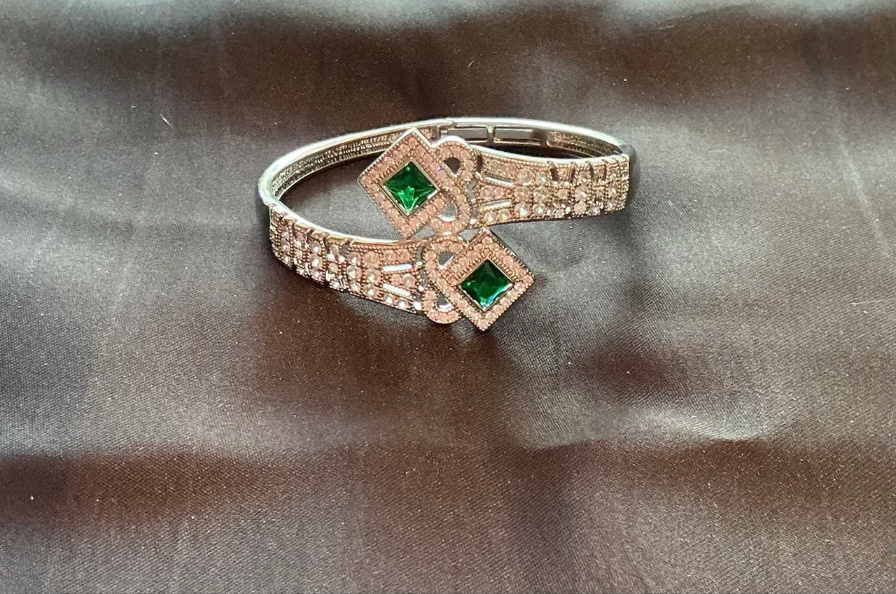 Elegant Silver Art Deco Style Bracelet with Green Gemstones – photo 2