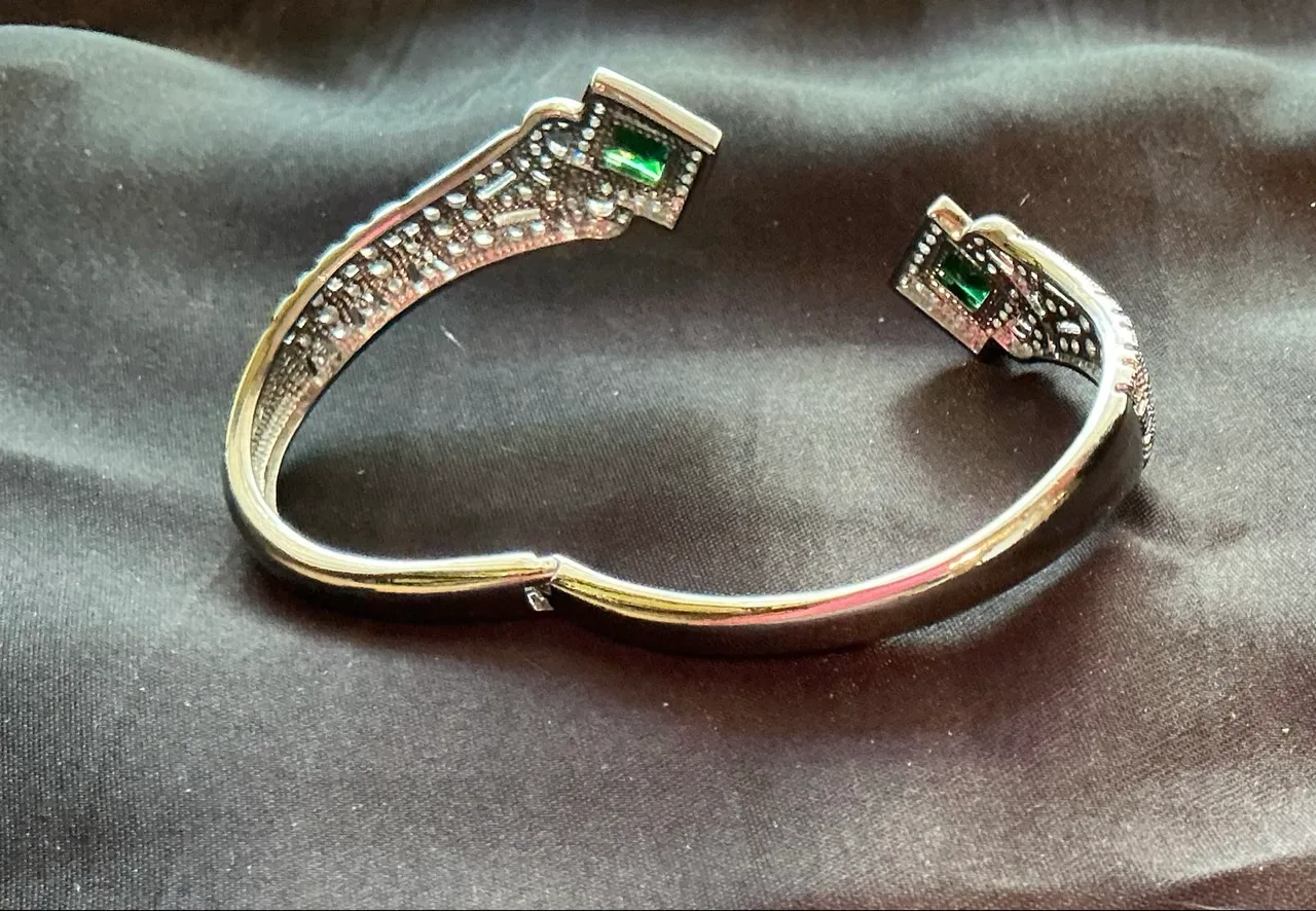 Elegant Silver Art Deco Style Bracelet with Green Gemstones – photo 4