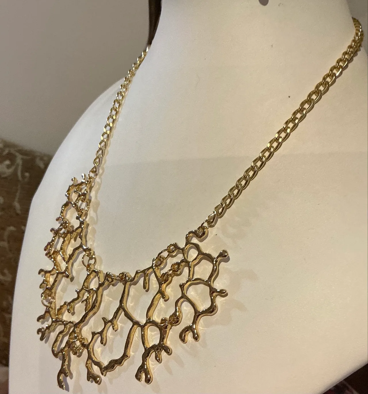 Elegant Gold Coral-Style Statement Necklace — photo 3