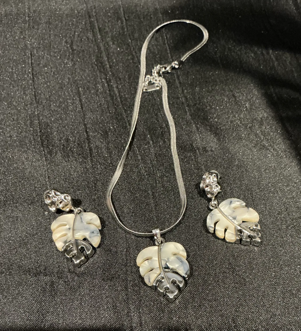 stainless steel earring and pendant set – photo 3