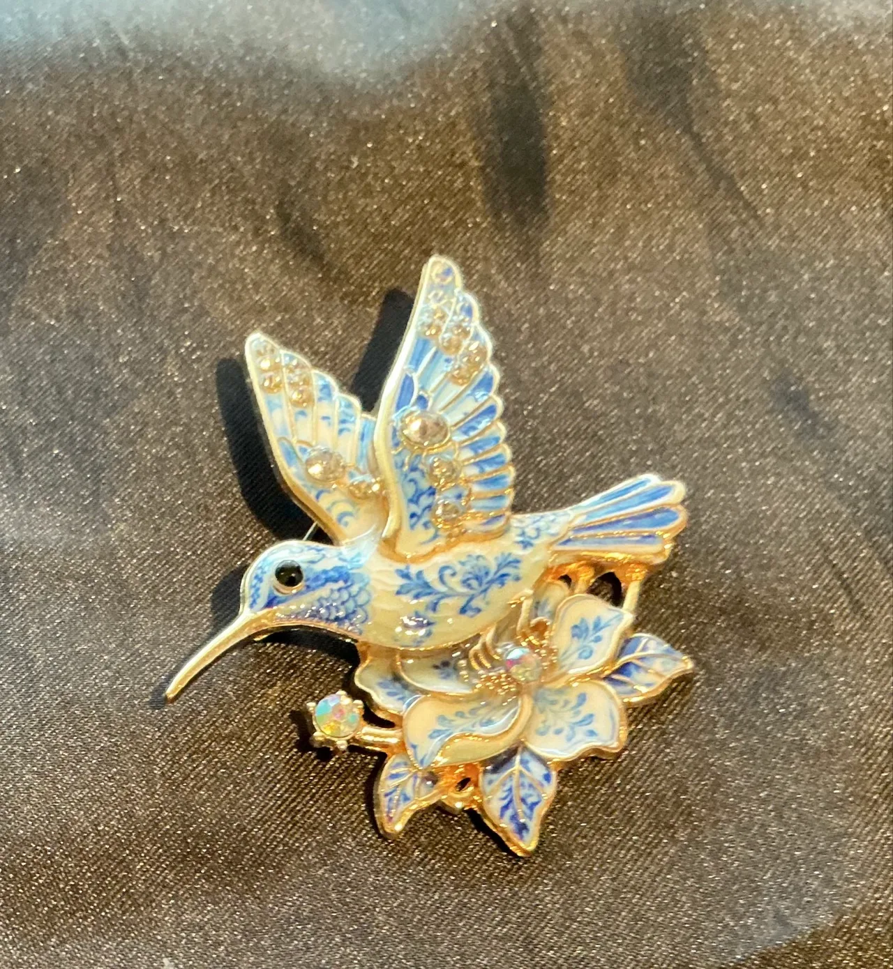 Gold tone enamel hummingbird brooch — photo 2