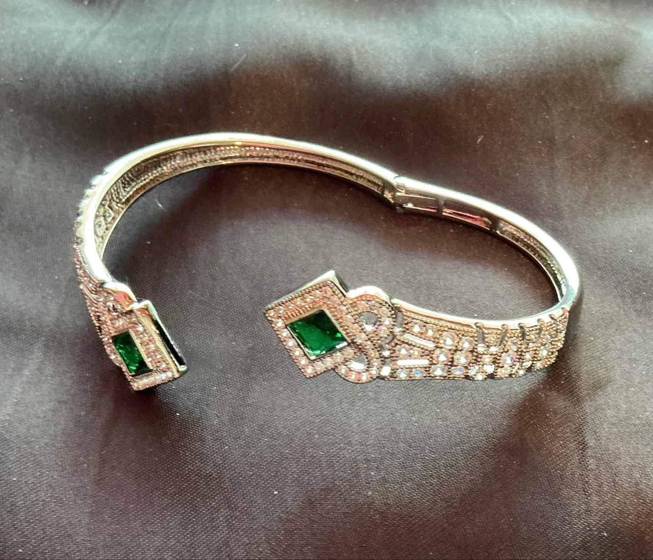 Elegant Silver Art Deco Style Bracelet with Green Gemstones – photo 5