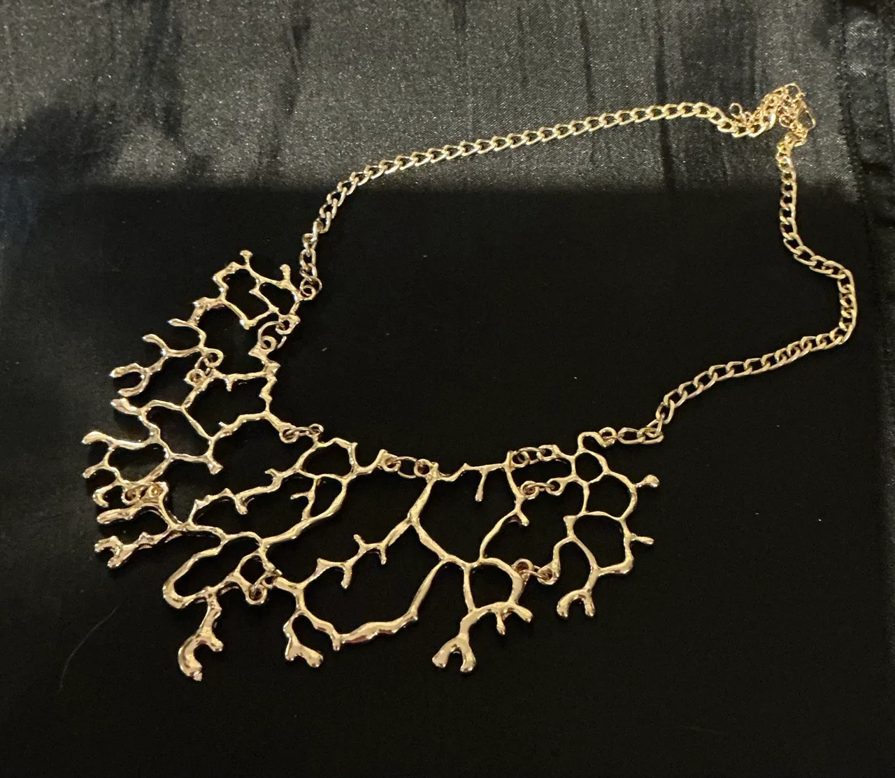 Elegant Gold Coral-Style Statement Necklace — photo 4