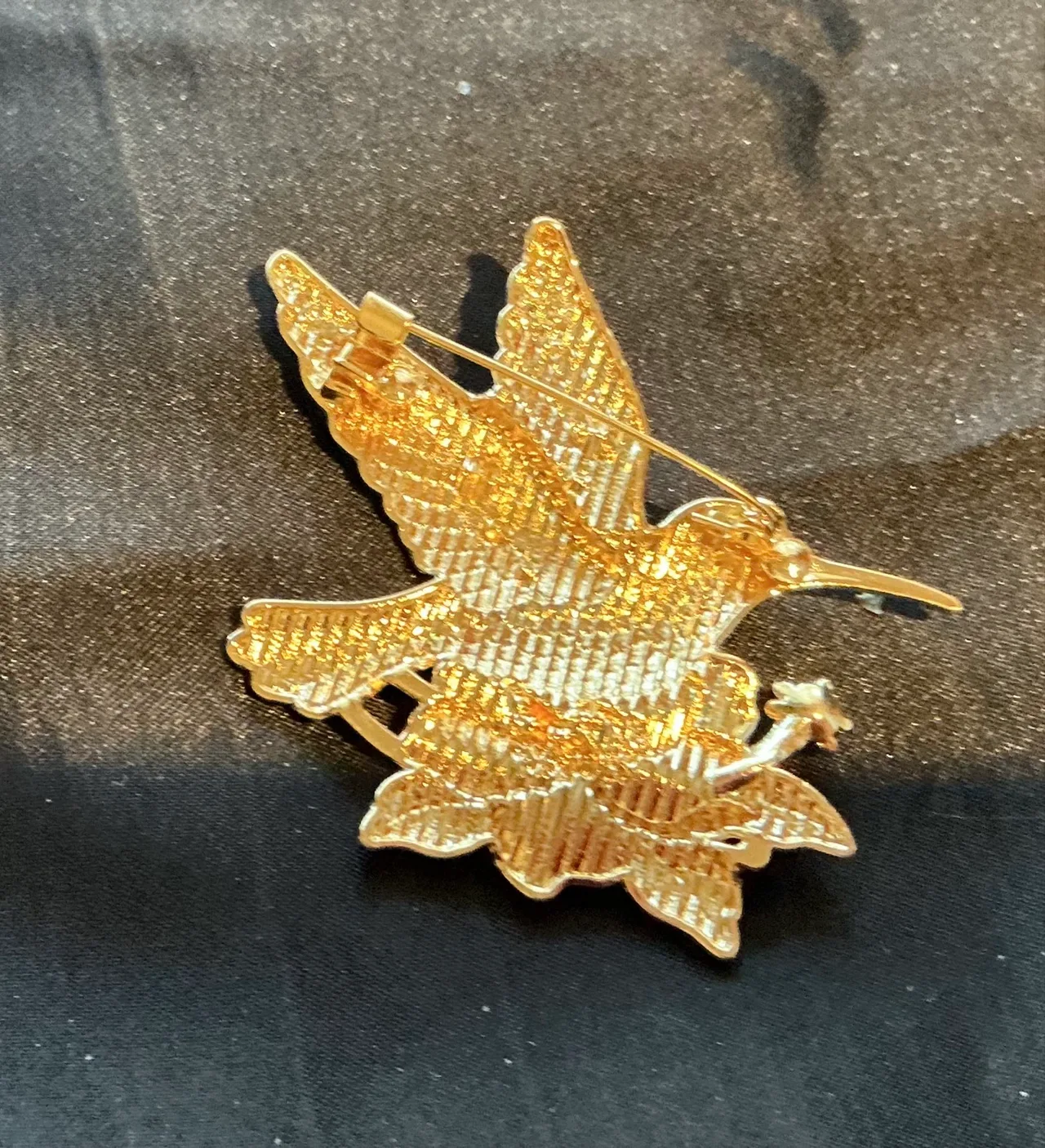 Gold tone enamel hummingbird brooch — photo 3