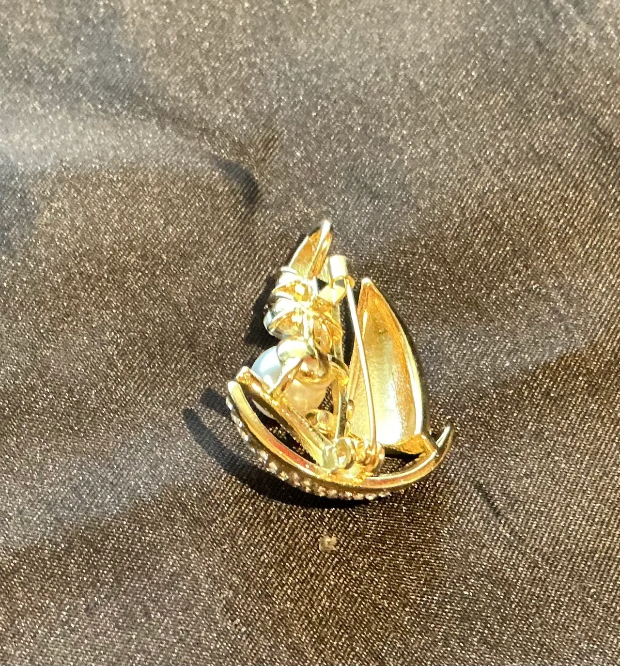 vintage gold tone crystal sailboat brooch — photo 2
