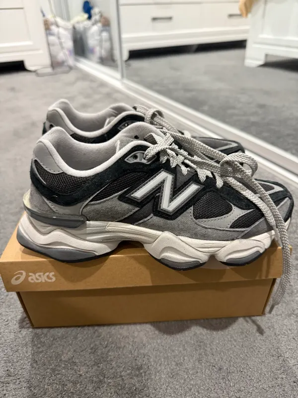 New Balance 9060 Black Grey Size 8