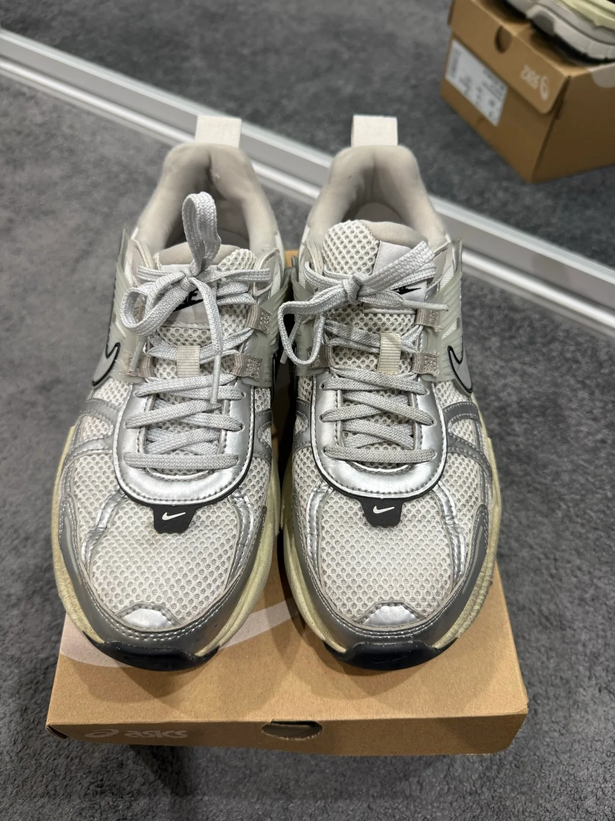 Nike V2K Run Sneakers Size 8 — photo 3