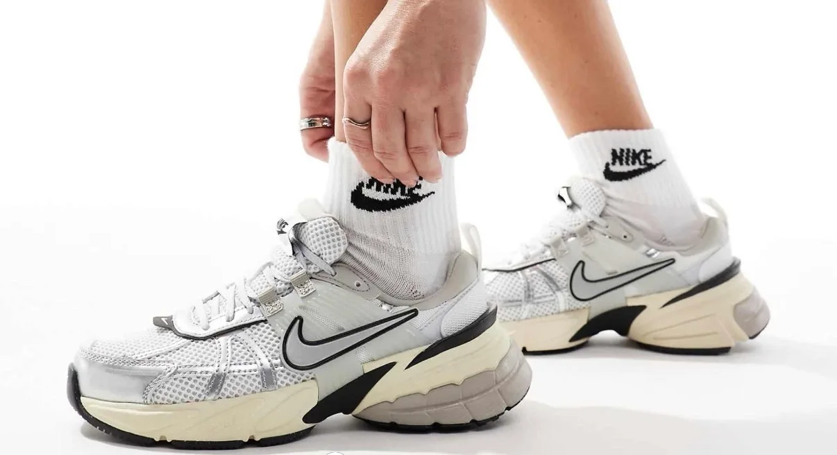Nike V2K Run Sneakers Size 8 — photo 9