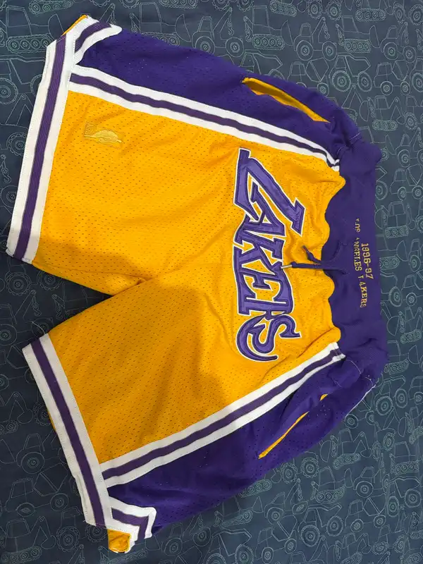Lakers short size M