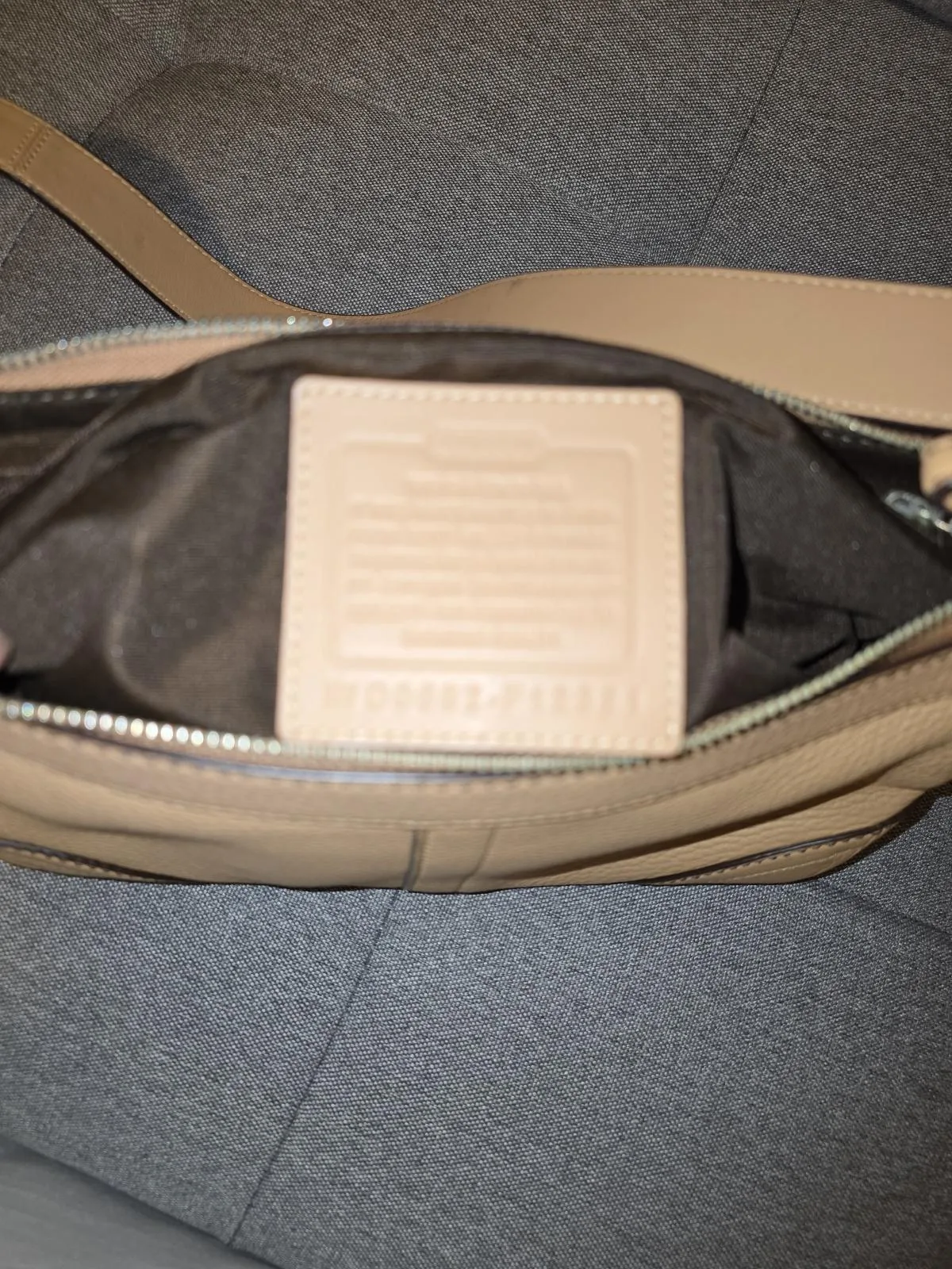 EXCELLENT CONDITION Vintage Coach Madison East/West Convertible Hobo Bag – photo 6