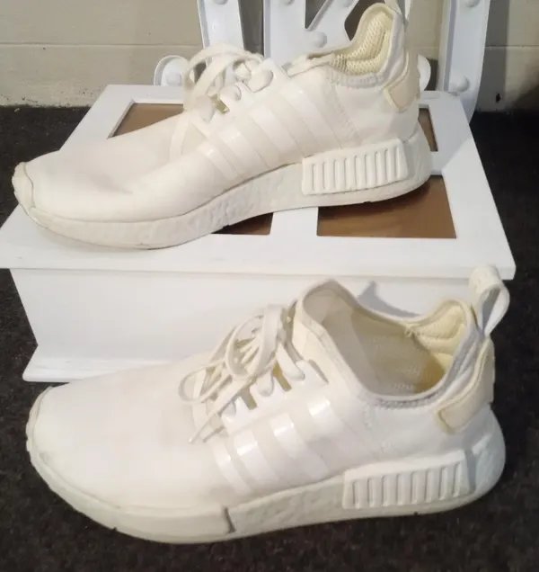 Adidas NMD r1 sneakers size9 AS NEW