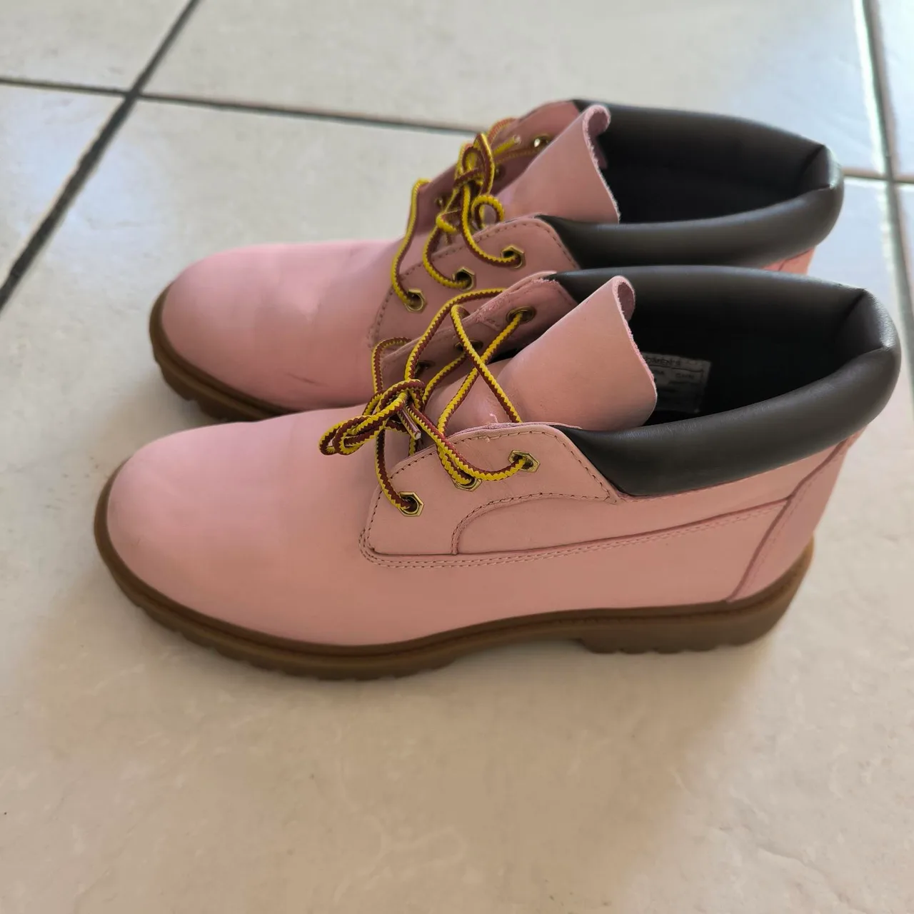 Pink boots with yellow laces size US 8 — photo 2