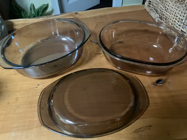 2 x Pyrex cooking dishes with only one lid,fantastic condition
