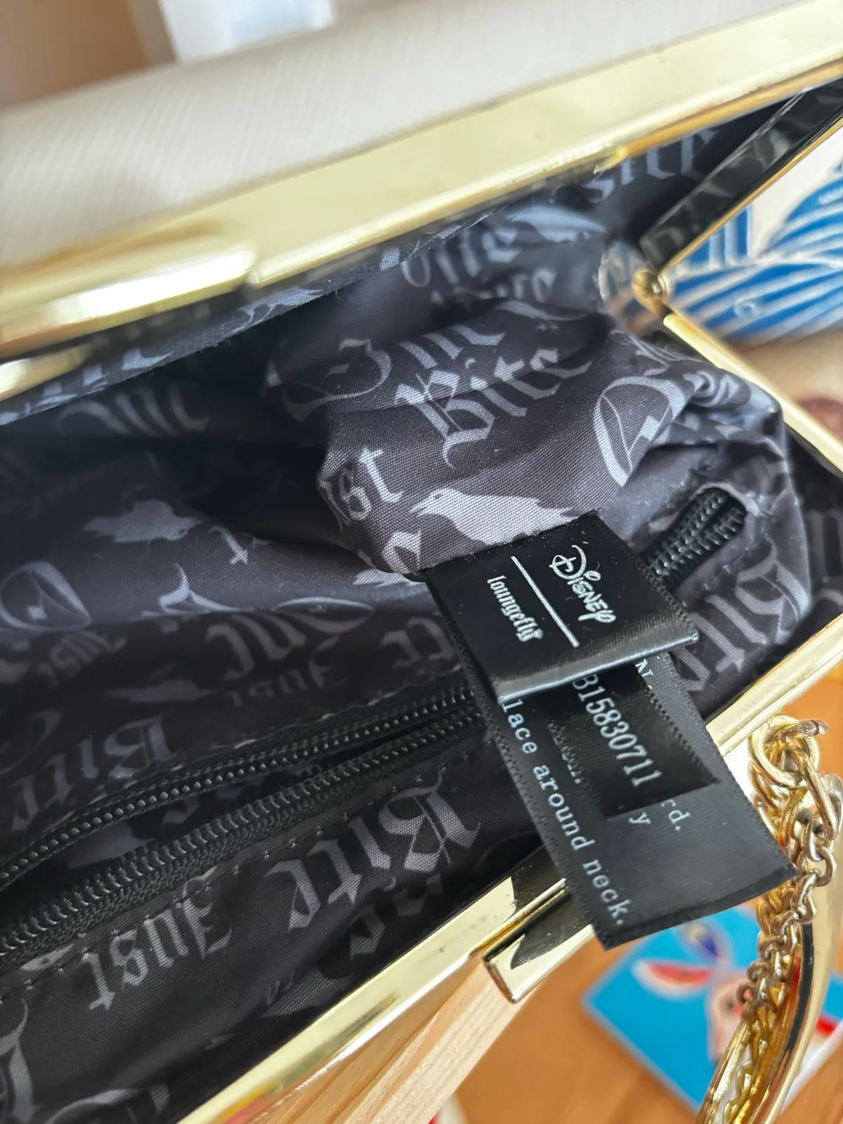 Loungefly Disney Snow White Just One Bite Cross Body Bag / Hand Bag — photo 10