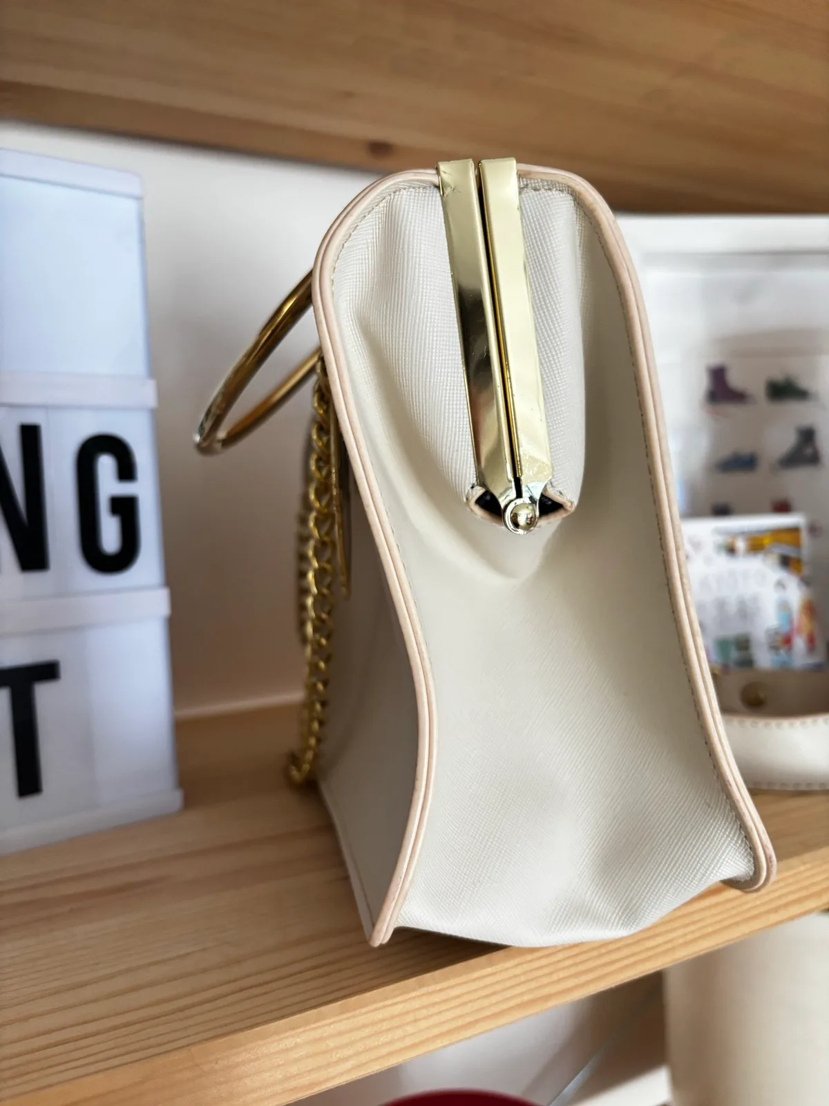 Loungefly Disney Snow White Just One Bite Cross Body Bag / Hand Bag — photo 3