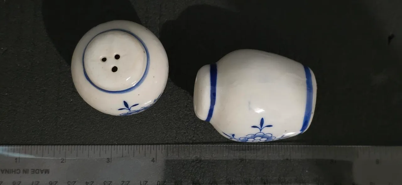 Vintage salt and pepper shakers – photo 2