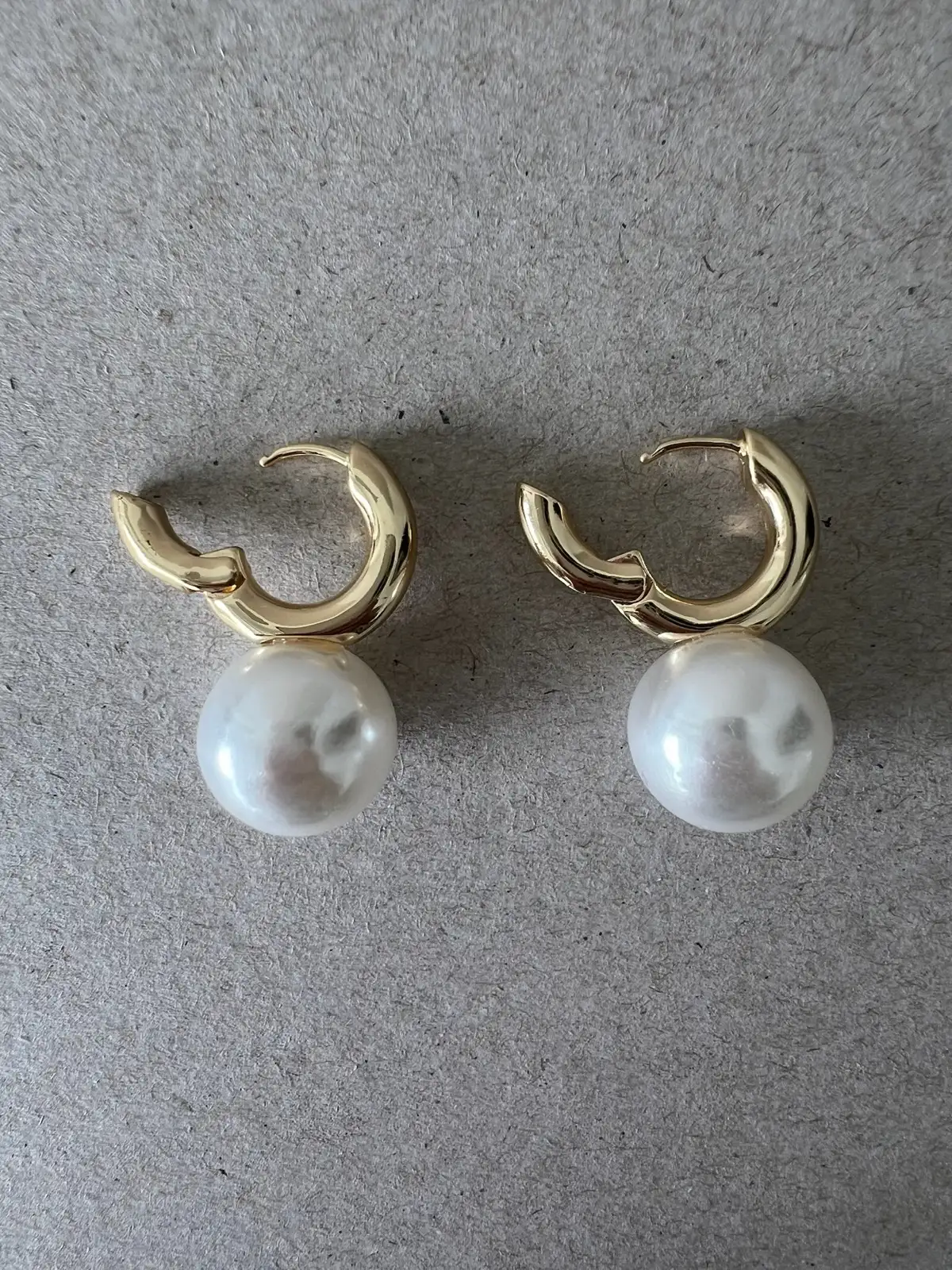 Chic Gold Tone Faux Pearl Drop Hoop Earrings Minimalist Elegant Huggie Statement – photo 5