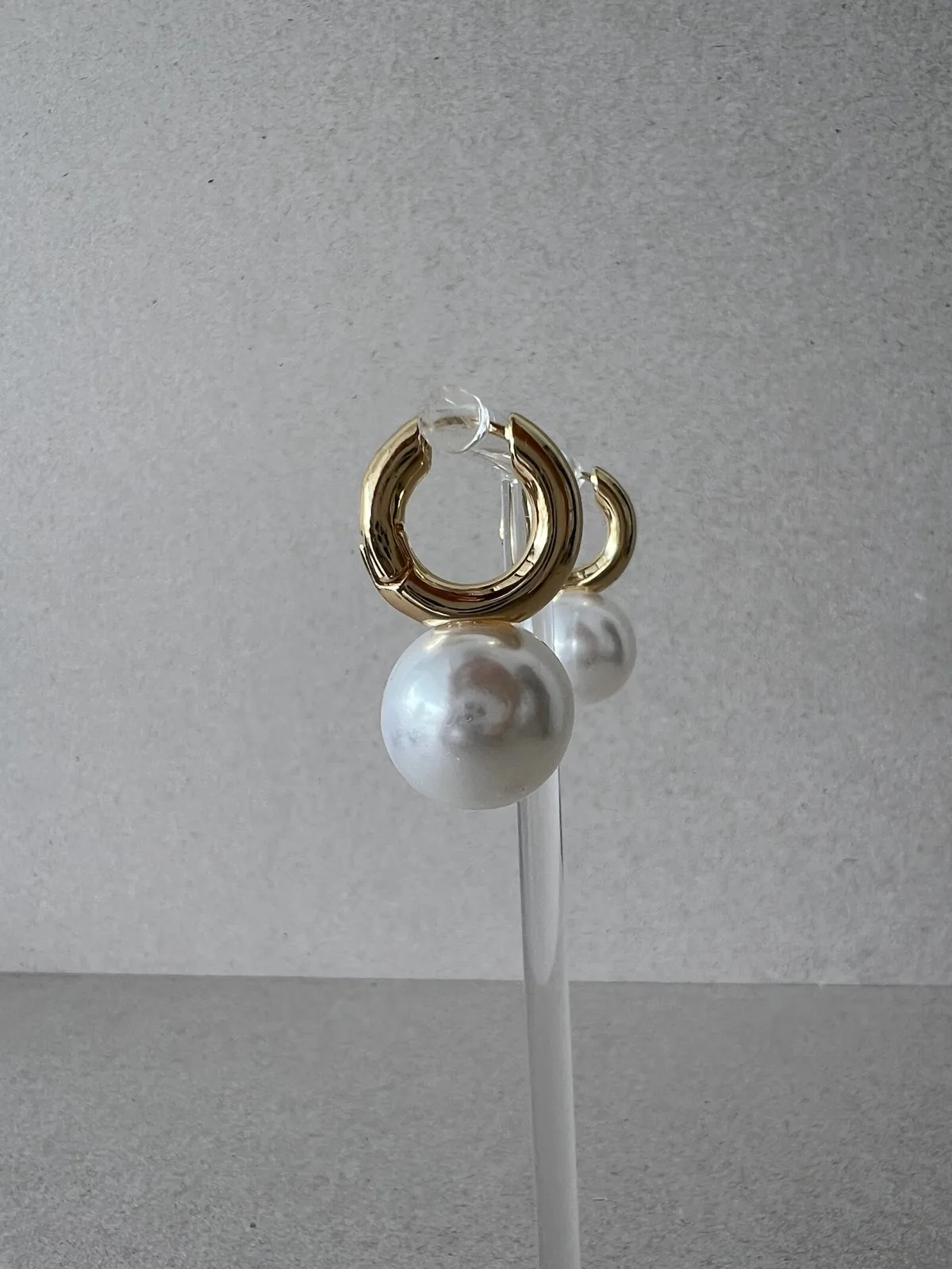 Chic Gold Tone Faux Pearl Drop Hoop Earrings Minimalist Elegant Huggie Statement – photo 7