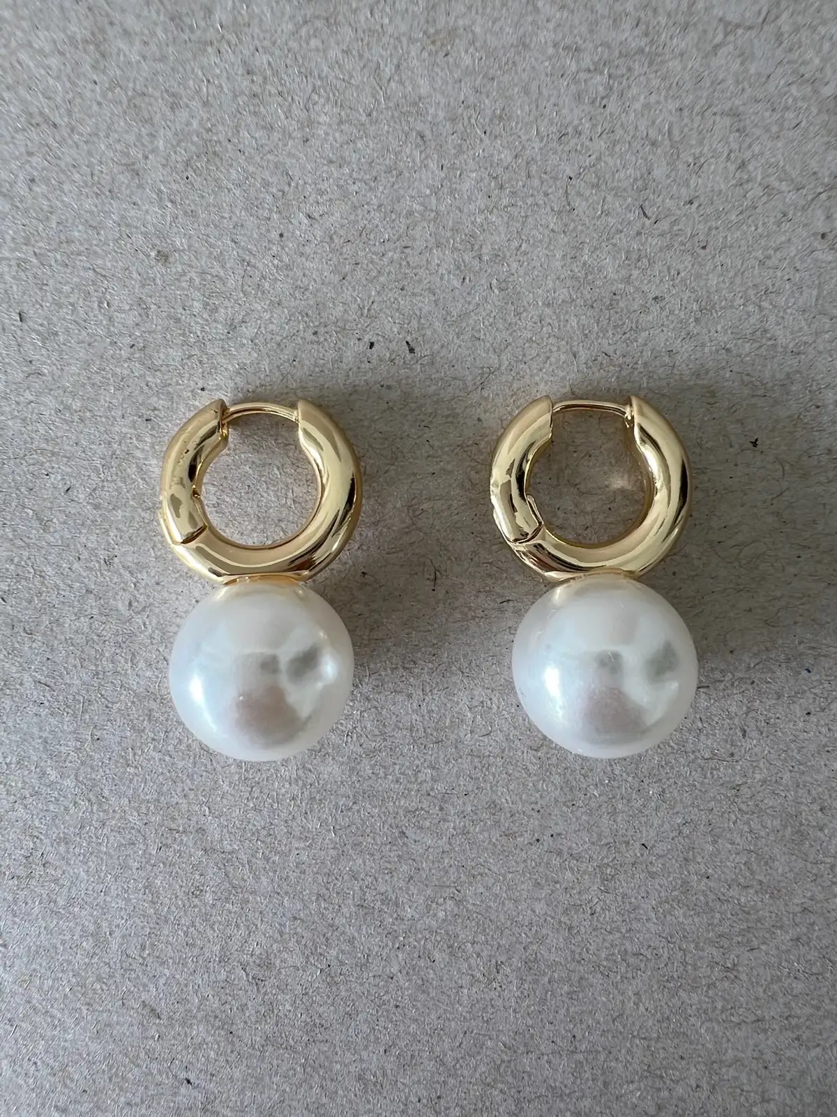 Chic Gold Tone Faux Pearl Drop Hoop Earrings Minimalist Elegant Huggie Statement – photo 4