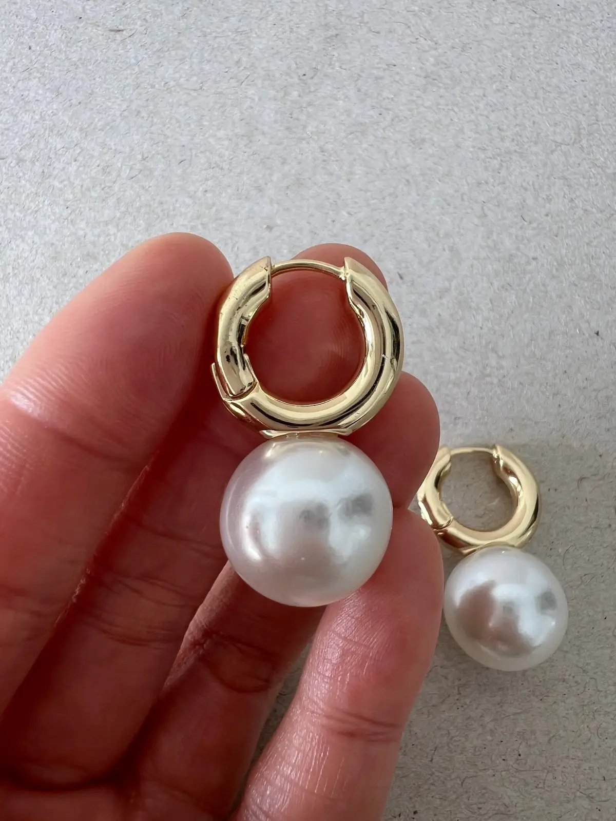 Chic Gold Tone Faux Pearl Drop Hoop Earrings Minimalist Elegant Huggie Statement – photo 3