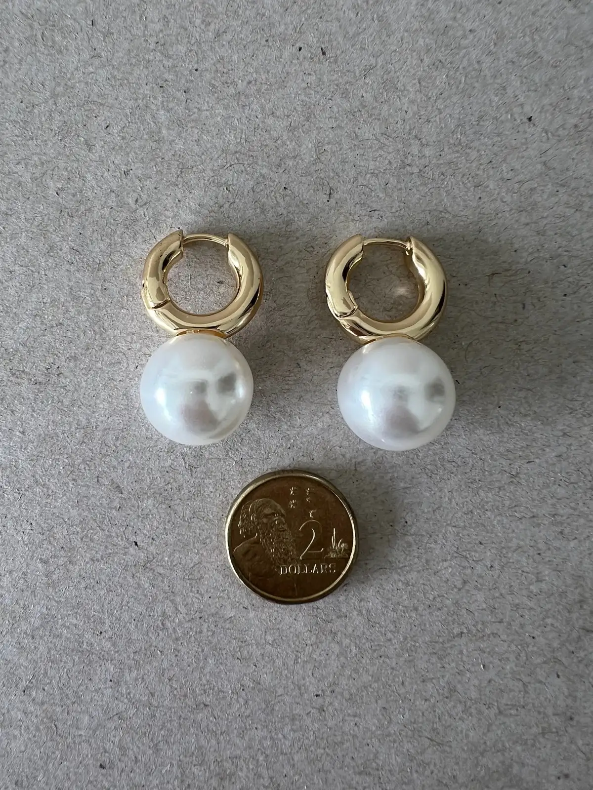 Chic Gold Tone Faux Pearl Drop Hoop Earrings Minimalist Elegant Huggie Statement – photo 8