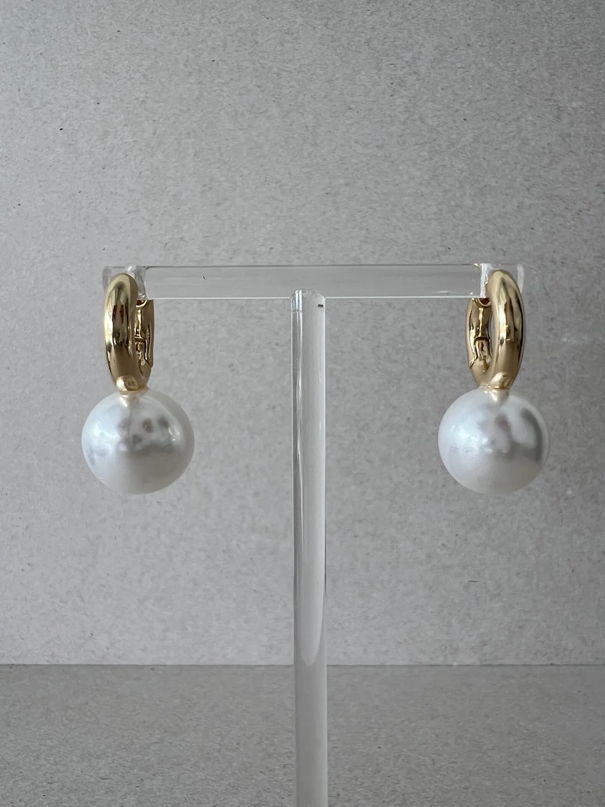 Chic Gold Tone Faux Pearl Drop Hoop Earrings Minimalist Elegant Huggie Statement – photo 6