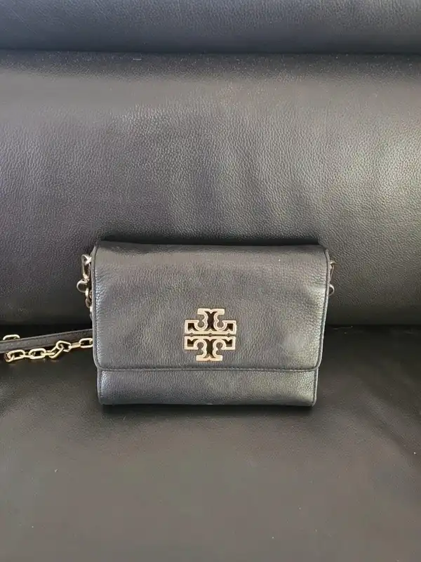 Tory Burch Emerson Designer Crossbody Wallet/Chain Bag, Black with Gold chain.