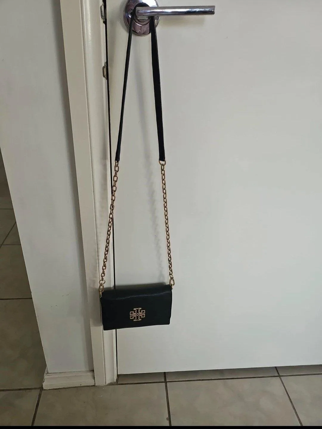Tory Burch Emerson Designer Crossbody Wallet/Chain Bag, Black with Gold chain. – photo 6