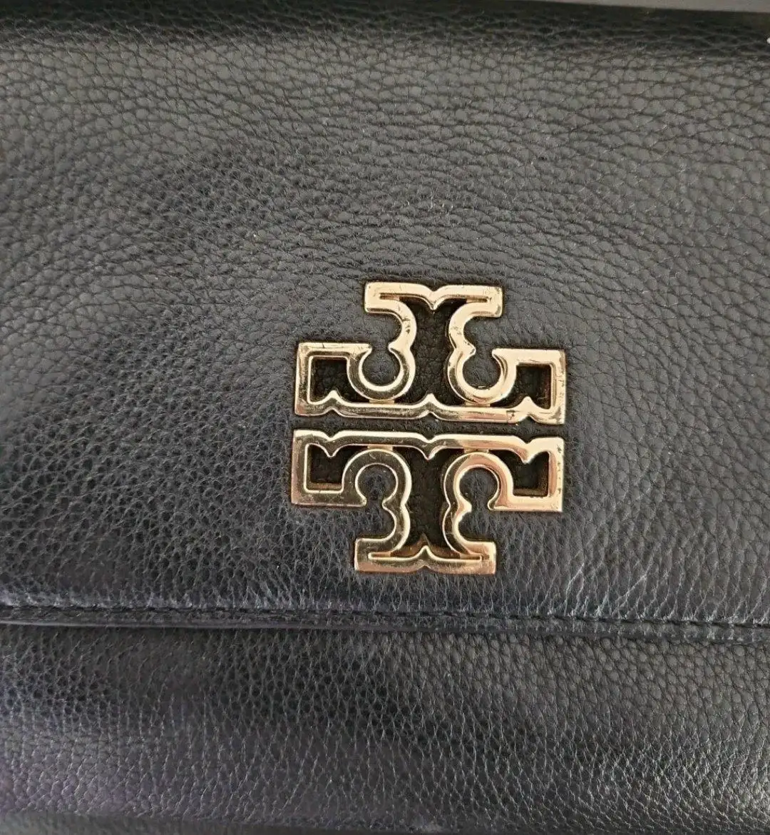 Tory Burch Emerson Designer Crossbody Wallet/Chain Bag, Black with Gold chain. – photo 3
