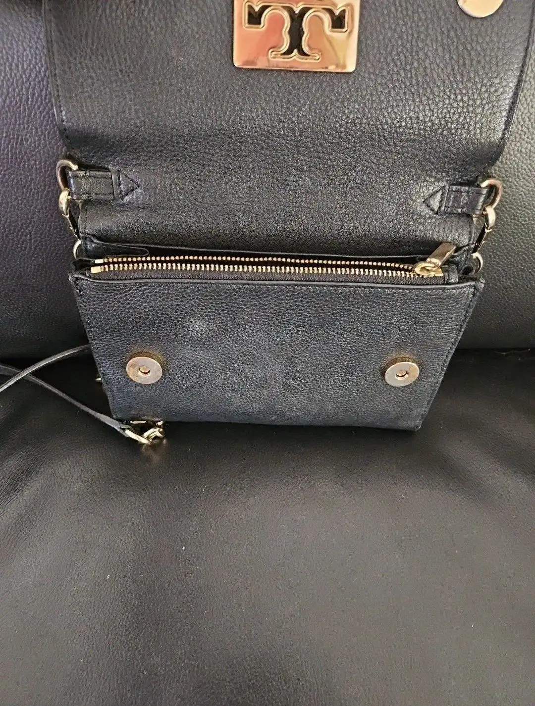 Tory Burch Emerson Designer Crossbody Wallet/Chain Bag, Black with Gold chain. – photo 4
