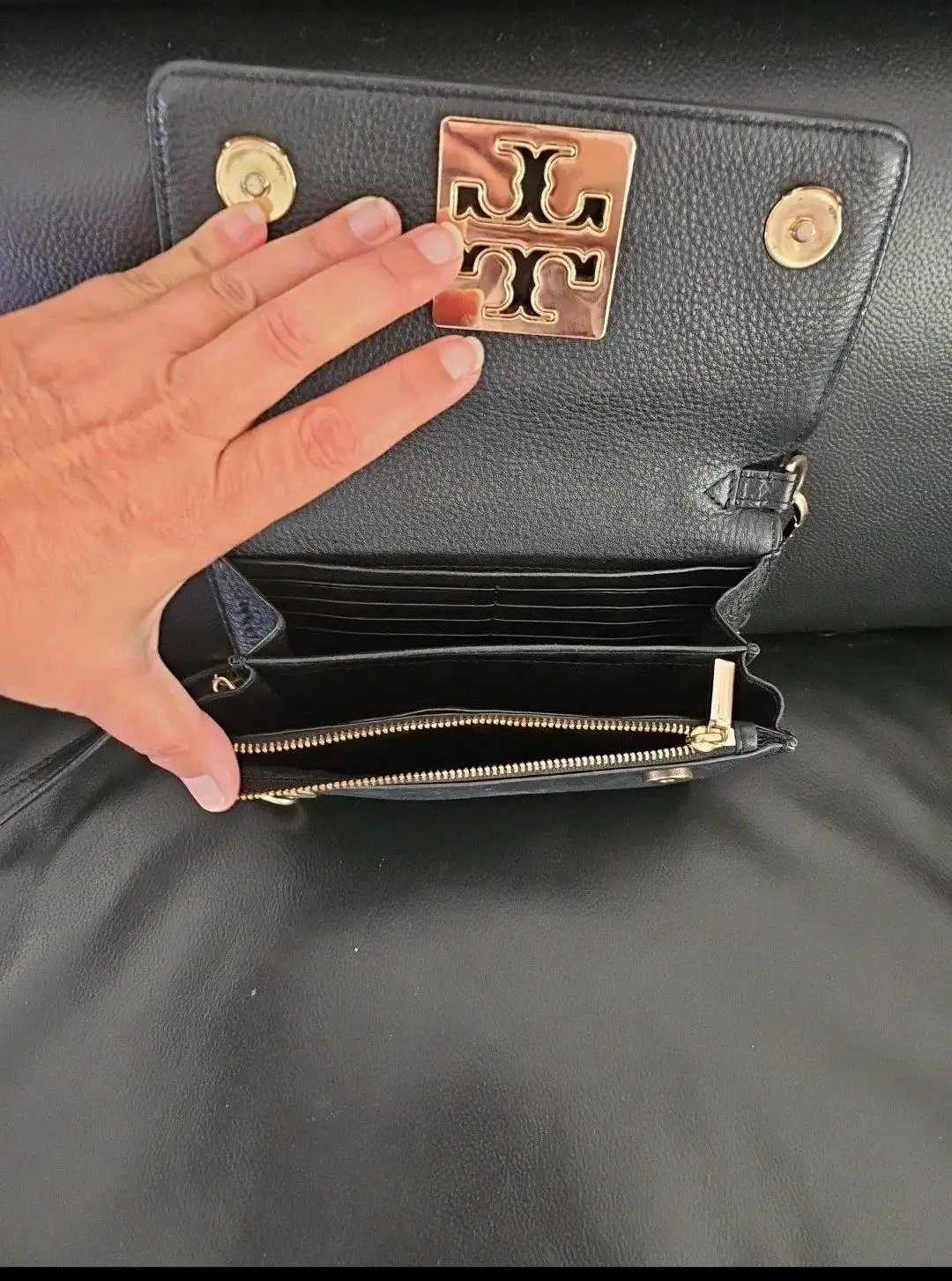Tory Burch Emerson Designer Crossbody Wallet/Chain Bag, Black with Gold chain. – photo 5