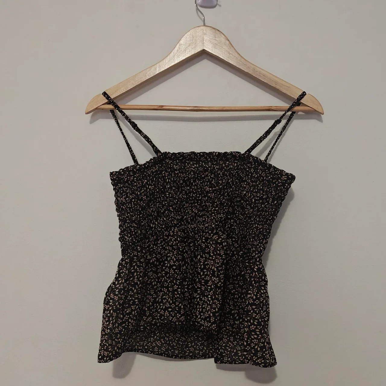 UNIQLO Women’s Black/Beige Floral Smocked Square Neck Sleeveless Cami Tank Top L — photo 3