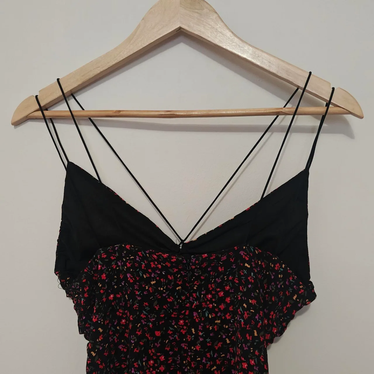 H&M Women’s Size S Black/Red Floral Mini Dress V-Neck Ruched Strappy Back — photo 3
