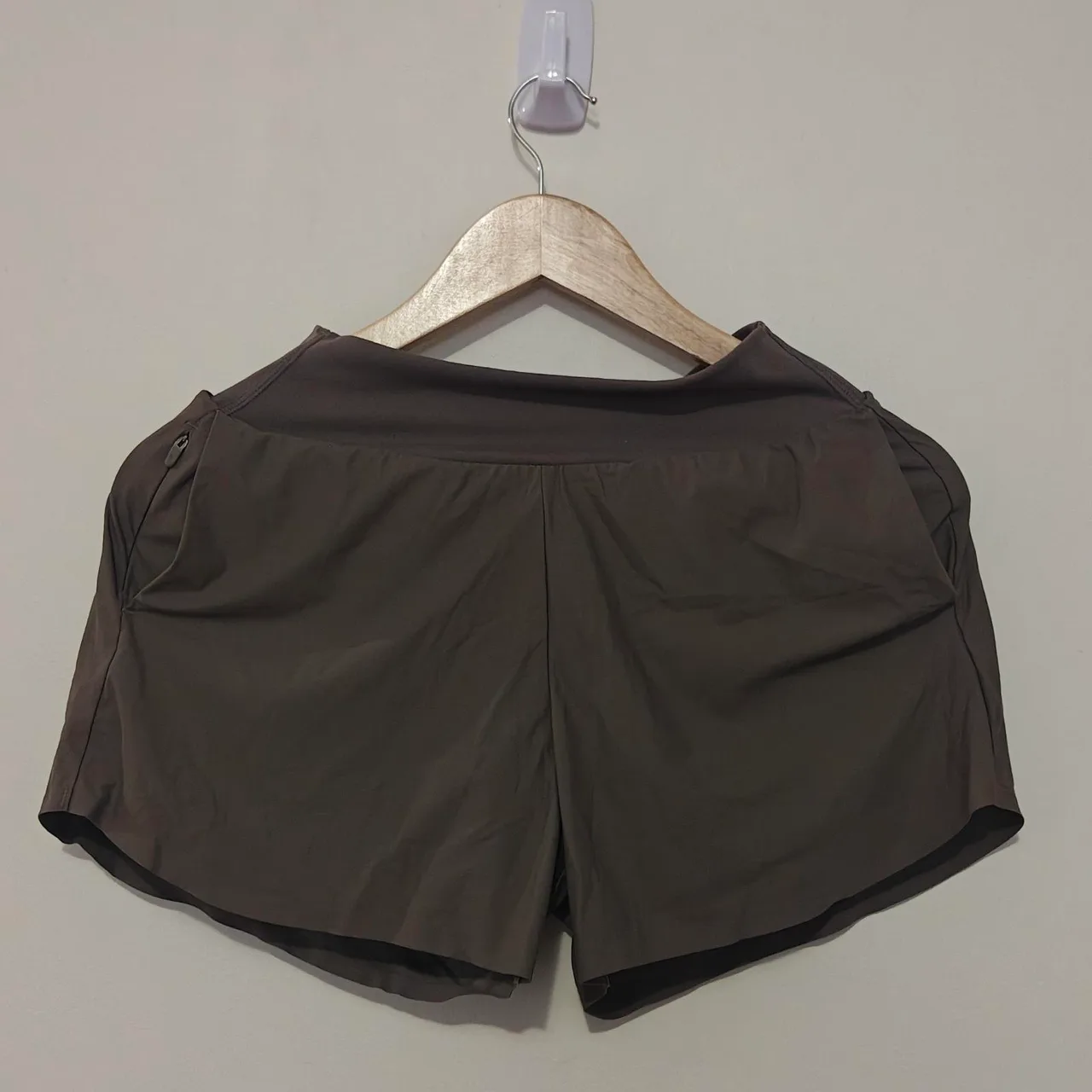 Uniqlo AIRism Women’s Athletic Shorts Brown XS 24-25in Waist Stretch Pull-On — photo 3