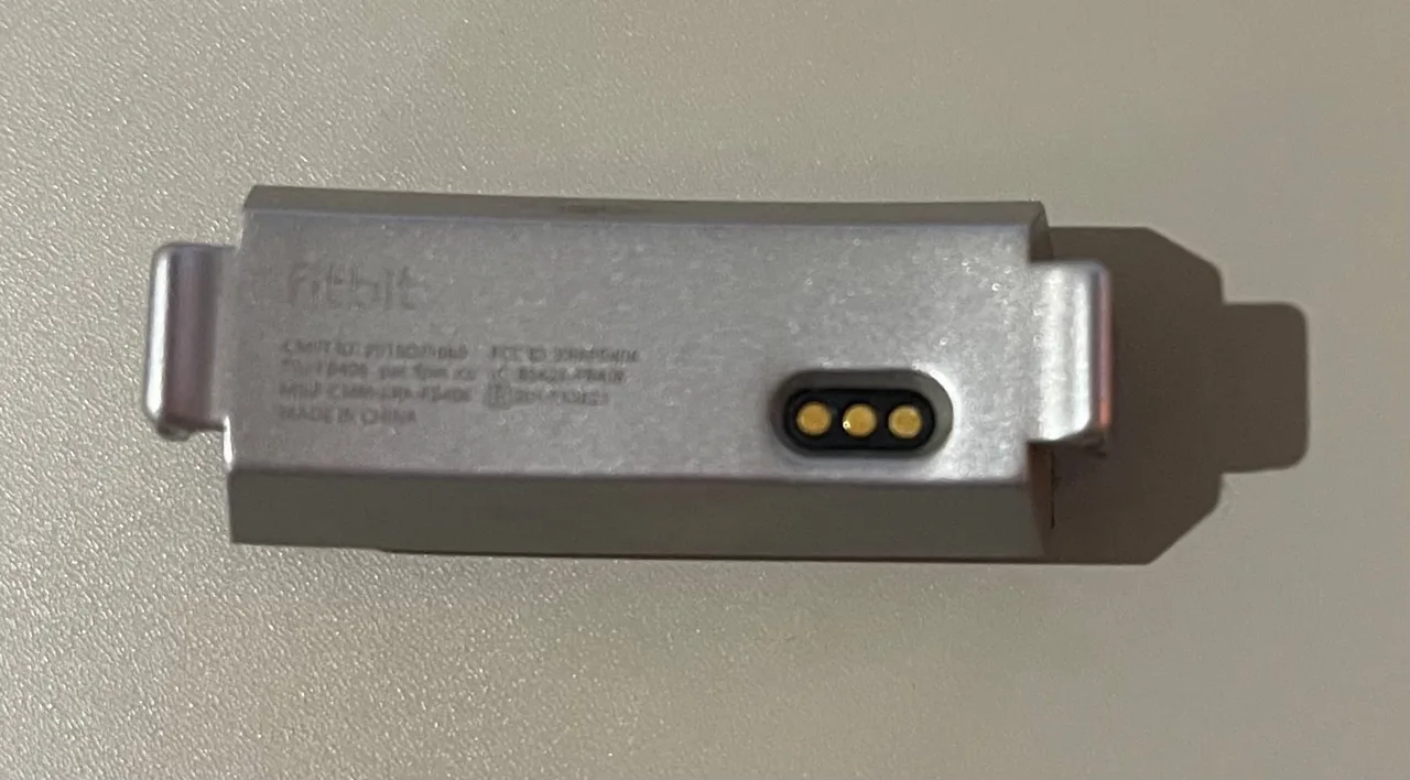Fitbit Alta Fitness Tracker / Activity Wristband with USB Charger – photo 3