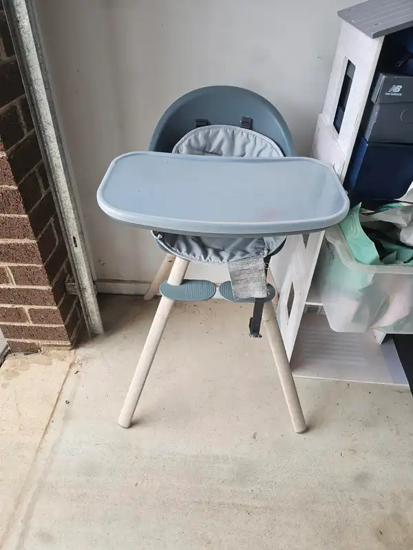 Child adjustable high chair