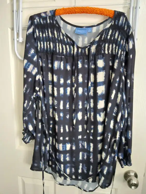 Vera Wang top size 18
