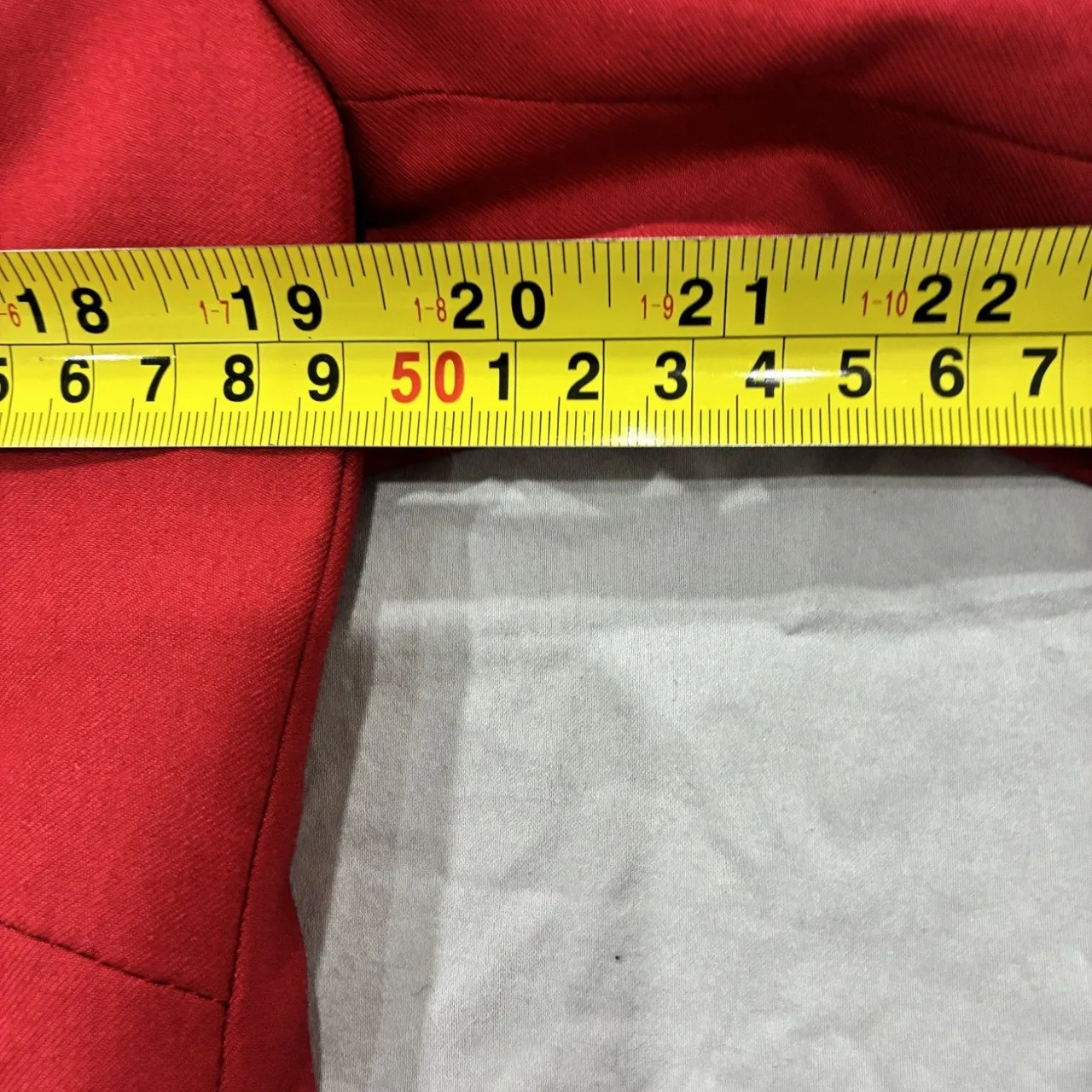 Dramatic scarlet red mid-length lightweight tailored classic evening coat. — photo 3